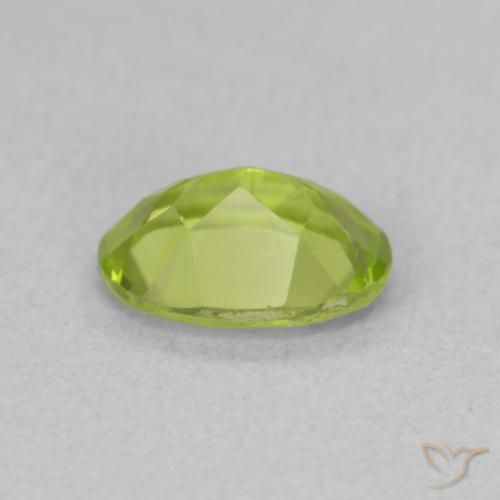 Péridot Vert clair naturelle ovale, 0.84 ct, VS