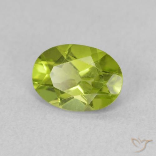 Péridot Vert moyen naturelle ovale, 0.78 ct, VS