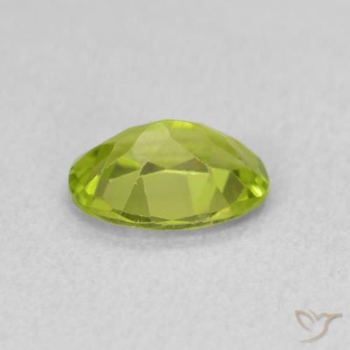 Péridot Vert moyen naturelle ovale, 0.78 ct, VS