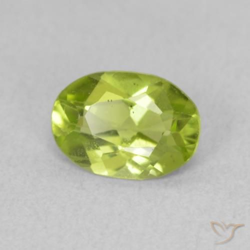 Péridot Vert jaunâtre vif naturelle ovale, 0.75 ct, VS