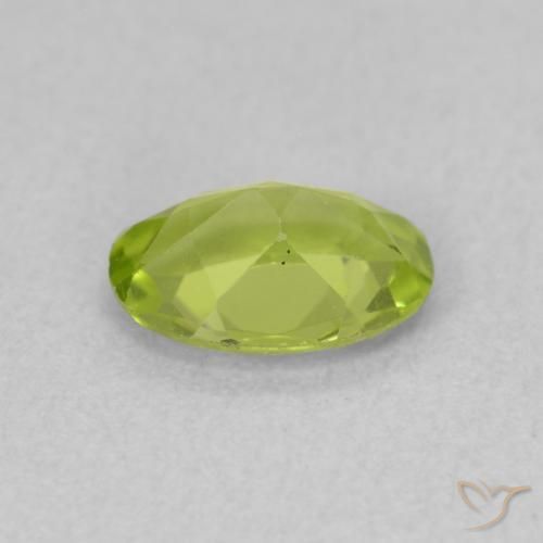 Péridot Vert jaunâtre vif naturelle ovale, 0.75 ct, VS