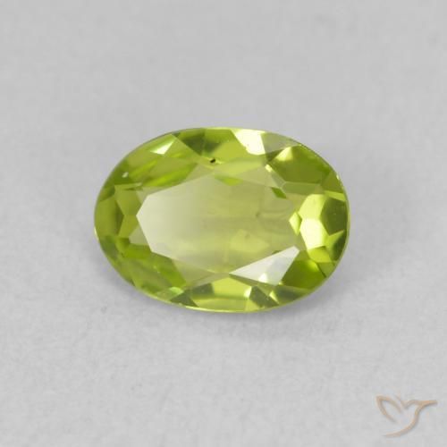 Péridot Vert éclatant naturelle ovale, 0.68 ct, VVS-VS