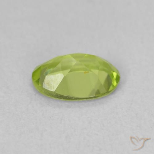 Péridot Vert clair naturelle ovale, 0.72 ct, VVS-VS