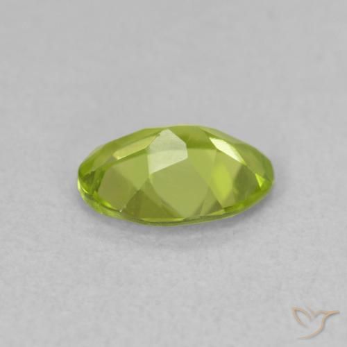 Péridot Vert clair naturelle ovale, 0.72 ct, VVS-VS