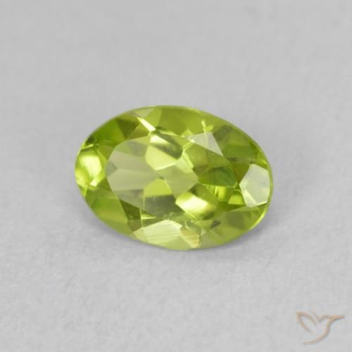 Péridot Vert jaunâtre vif naturelle ovale, 0.70 ct, VVS-VS