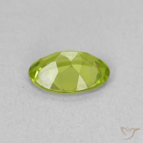 Péridot Vert jaunâtre vif naturelle ovale, 0.70 ct, VVS-VS