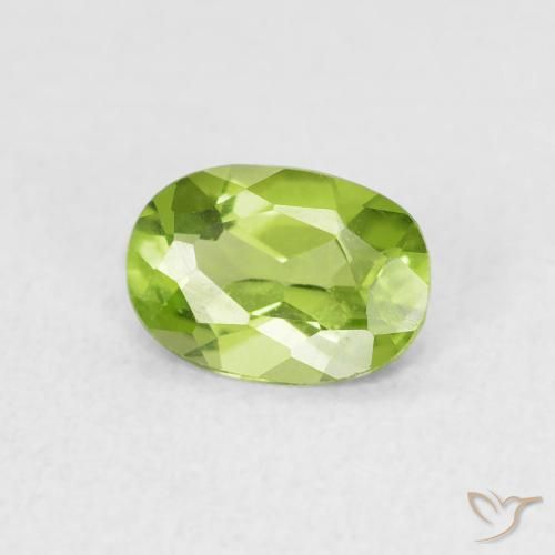 Péridot Vert moyen naturelle ovale, 0.76 ct, VVS-VS