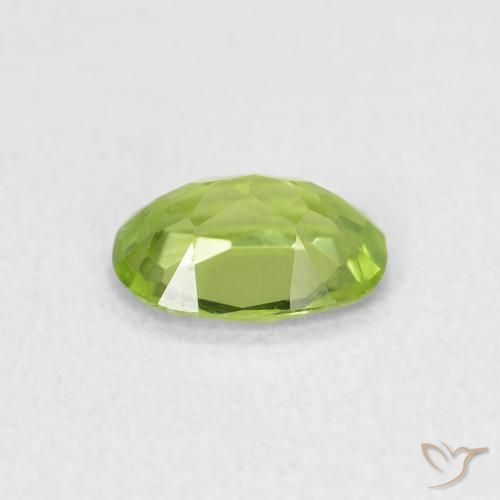 Péridot Vert moyen naturelle ovale, 0.76 ct, VVS-VS