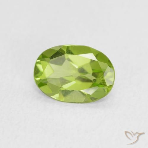 Péridot Vert moyen naturelle ovale, 0.73 ct, VVS-VS