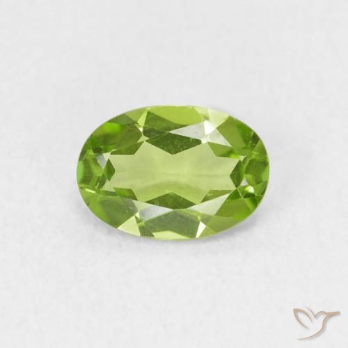 Péridot Vert moyen naturelle ovale, 0.76 ct, VVS-VS