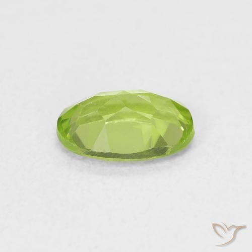 Péridot Vert moyen naturelle ovale, 0.76 ct, VVS-VS