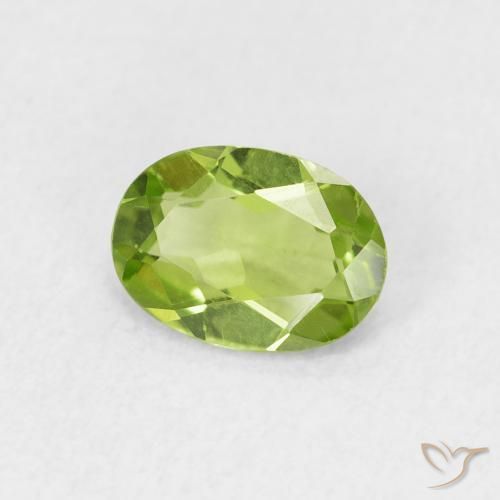 Péridot Vert moyen naturelle ovale, 0.80 ct, VVS-VS