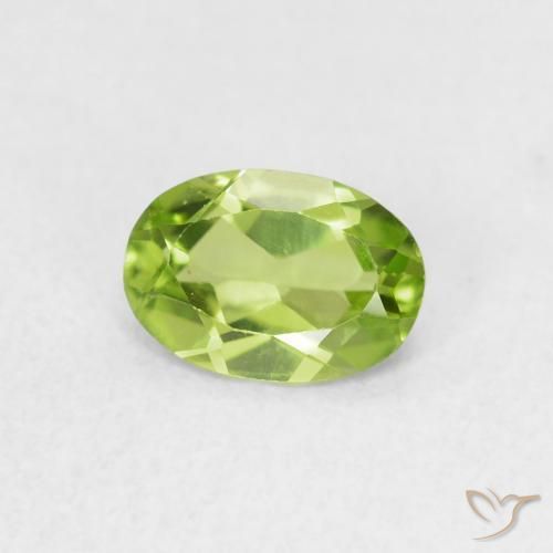 Péridot Vert moyen naturelle ovale, 0.69 ct, VVS-VS