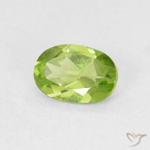 Péridot Vert moyen naturelle ovale, 0.90 ct, VVS-VS