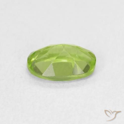 Péridot Vert moyen naturelle ovale, 0.90 ct, VVS-VS