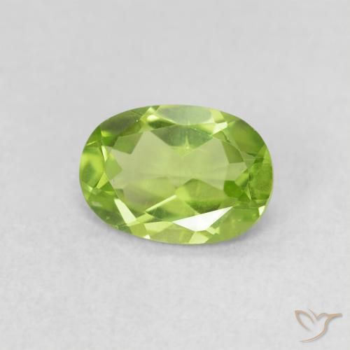 Péridot Vert moyen naturelle ovale, 0.79 ct, VS