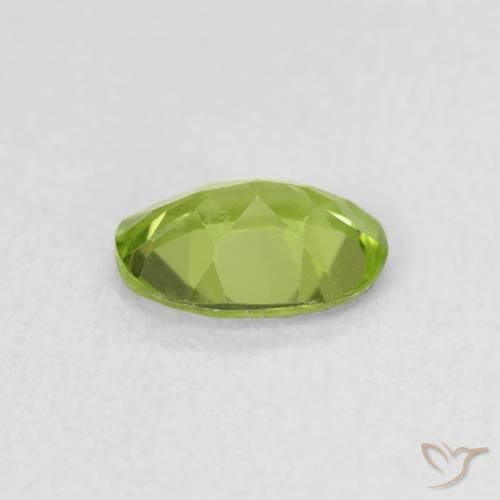 Péridot Vert moyen naturelle ovale, 0.76 ct, VS