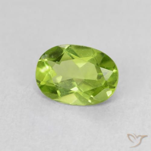 Péridot Vert moyen naturelle ovale, 0.80 ct, VS