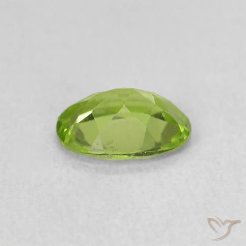 Péridot Vert moyen naturelle ovale, 0.80 ct, VS