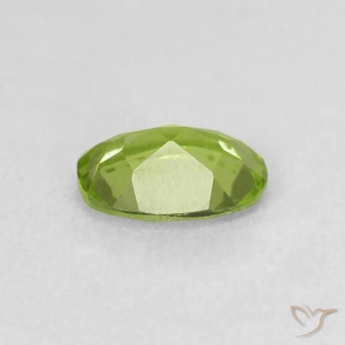 Péridot Vert éclatant naturelle ovale, 0.82 ct, VS