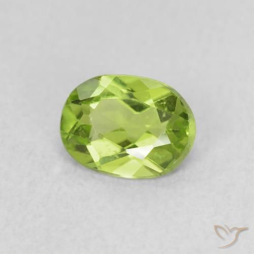 Péridot Vert éclatant naturelle ovale, 0.68 ct, VS