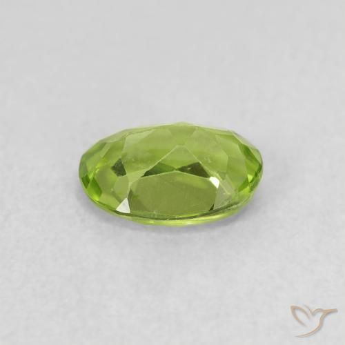 Péridot Vert éclatant naturelle ovale, 0.68 ct, VS