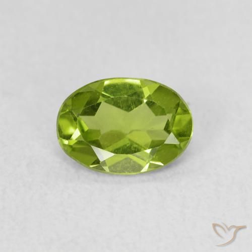 Péridot Vert éclatant naturelle ovale, 0.74 ct, VS