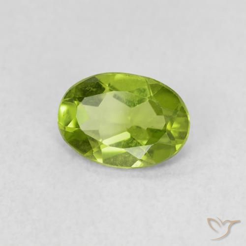 Péridot Vert éclatant naturelle ovale, 0.74 ct, VS