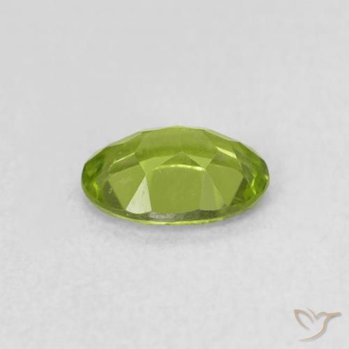 Péridot Vert éclatant naturelle ovale, 0.74 ct, VS