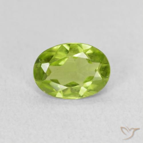 Péridot Vert éclatant naturelle ovale, 0.68 ct, VS