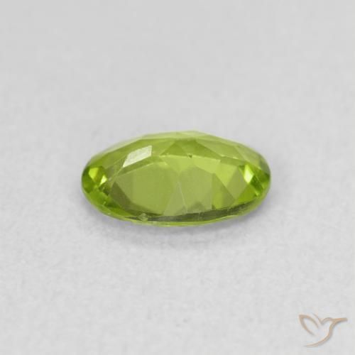 Péridot Vert éclatant naturelle ovale, 0.68 ct, VS