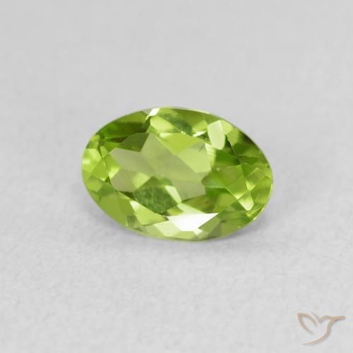Péridot Vert moyen naturelle ovale, 0.77 ct, VS