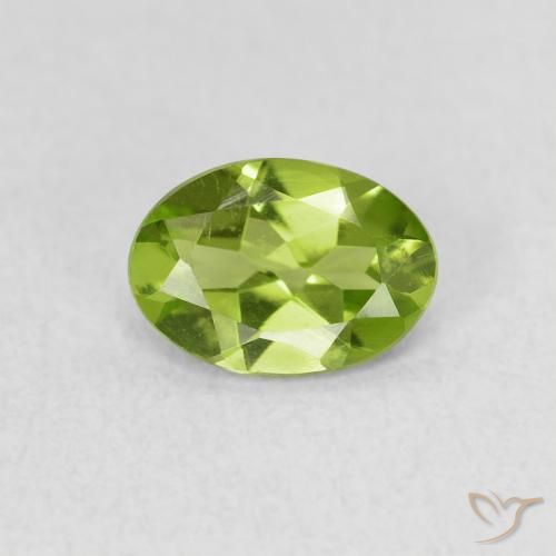 Péridot Vert éclatant naturelle ovale, 0.74 ct, VS