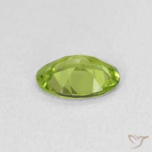 Péridot Vert éclatant naturelle ovale, 0.74 ct, VS