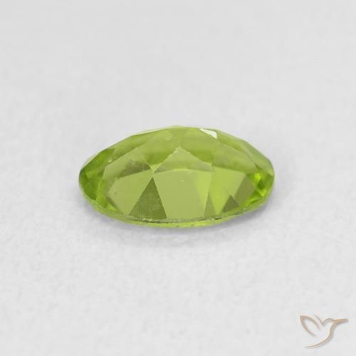 Péridot Vert moyen naturelle ovale, 0.75 ct, VS