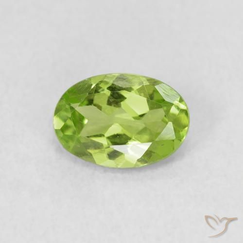 Péridot Vert moyen naturelle ovale, 0.75 ct, VS