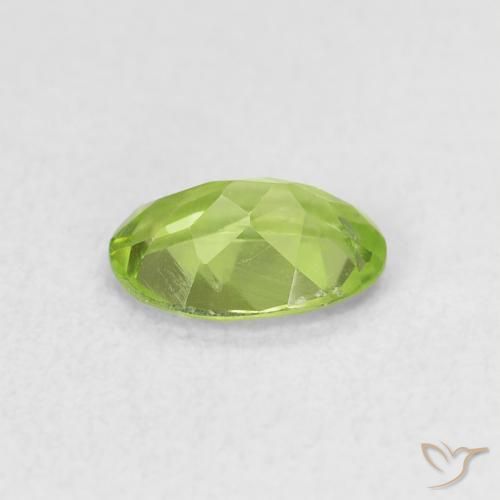 Péridot Vert moyen naturelle ovale, 0.75 ct, VS