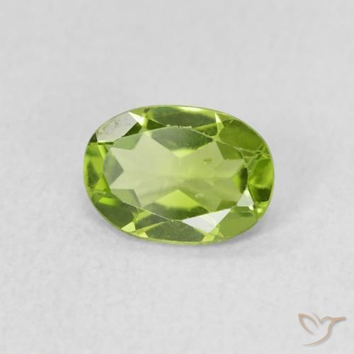 Péridot Vert éclatant naturelle ovale, 0.77 ct, VS