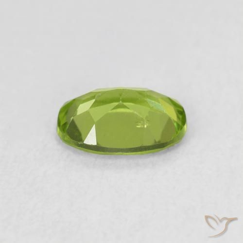Péridot Vert éclatant naturelle ovale, 0.77 ct, VS