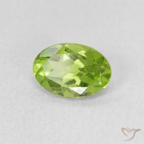Péridot Vert éclatant naturelle ovale, 0.73 ct, VS