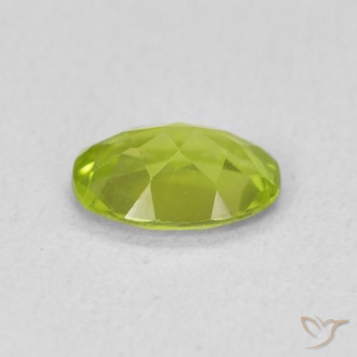 Péridot Vert moyen naturelle ovale, 0.80 ct, VS