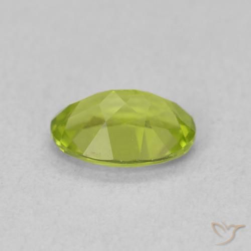 Péridot Vert moyen naturelle ovale, 0.85 ct, VS