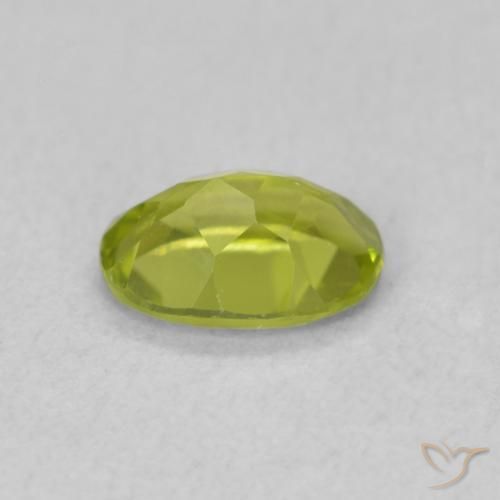 Péridot Vert éclatant naturelle ovale, 0.82 ct, VS