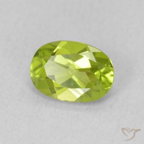 Péridot Vert moyen naturelle ovale, 0.90 ct, VS