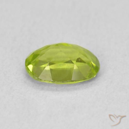 Péridot Vert moyen naturelle ovale, 0.90 ct, VS