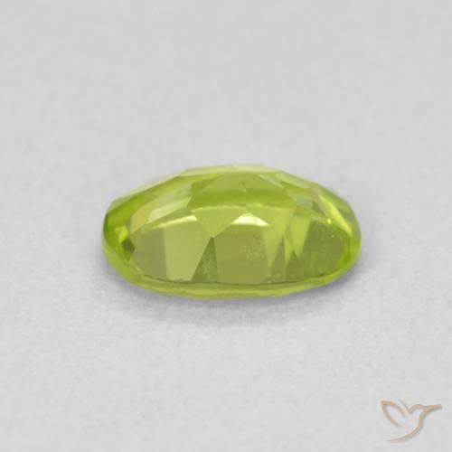 Péridot Vert moyen naturelle ovale, 0.80 ct, VS