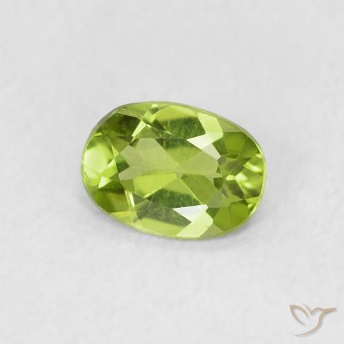 Péridot Vert moyen naturelle ovale, 0.76 ct, VS