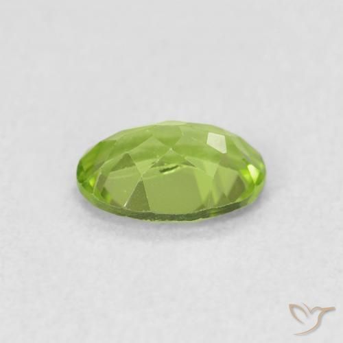 Péridot Vert éclatant naturelle ovale, 0.83 ct, VS