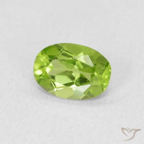 Péridot Vert éclatant naturelle ovale, 0.81 ct, VS