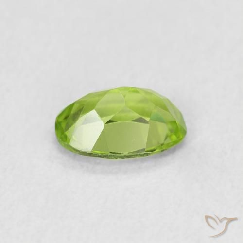 Péridot Vert éclatant naturelle ovale, 0.81 ct, VS